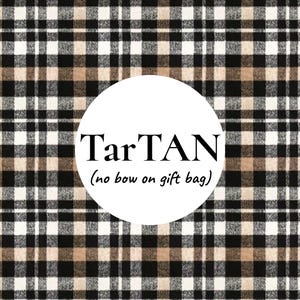 K&ouml;nnte beinhalten: Ein Stoffmuster mit einem klassischen Karodesign in Schwarz, Wei&szlig; und Beige. Ein wei&szlig;er Kreis in der Mitte enth&auml;lt den schwarzen Text TarTAN und den in Klammern gesetzten Text (no bow on gift bag) in einer kleineren schwarzen Schrift darunter.