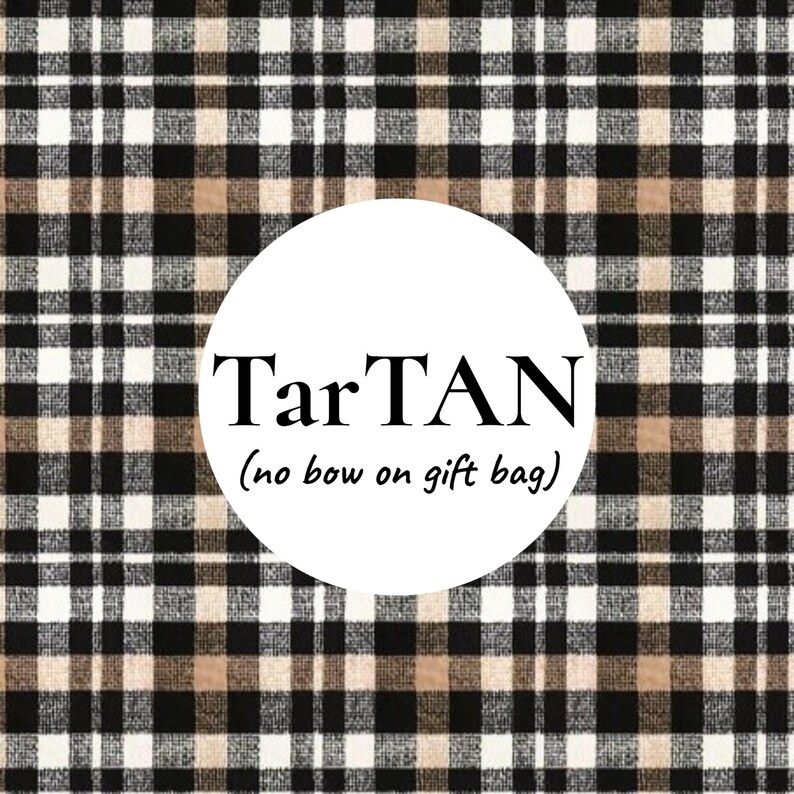 K&ouml;nnte beinhalten: Ein Stoffmuster mit einem klassischen Karodesign in Schwarz, Wei&szlig; und Beige. Ein wei&szlig;er Kreis in der Mitte enth&auml;lt den schwarzen Text TarTAN und den in Klammern gesetzten Text (no bow on gift bag) in einer kleineren schwarzen Schrift darunter.
