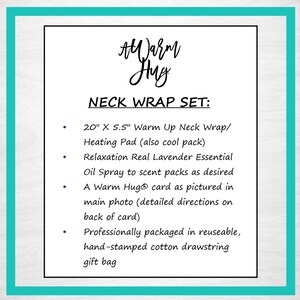 K&ouml;nnte beinhalten: Eine wei&szlig;e Informationskarte mit schwarzem Text mit dem Titel A Warm Hug Neck Wrap Set. Sie listet ein 50,8 cm mal 13,97 cm gro&szlig;es W&auml;rmekissen, Lavendel&ouml;l-Spray, eine Markenkarte und einen wiederverwendbaren Baumwollbeutel mit Kordelzug auf.