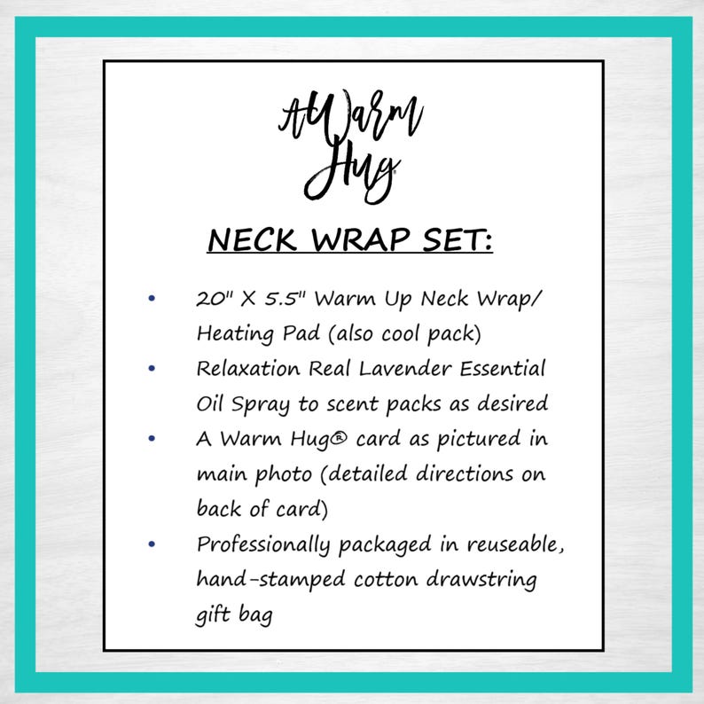 K&ouml;nnte beinhalten: Eine wei&szlig;e Informationskarte mit schwarzem Text mit dem Titel A Warm Hug Neck Wrap Set. Sie listet ein 50,8 cm mal 13,97 cm gro&szlig;es W&auml;rmekissen, Lavendel&ouml;l-Spray, eine Markenkarte und einen wiederverwendbaren Baumwollbeutel mit Kordelzug auf.