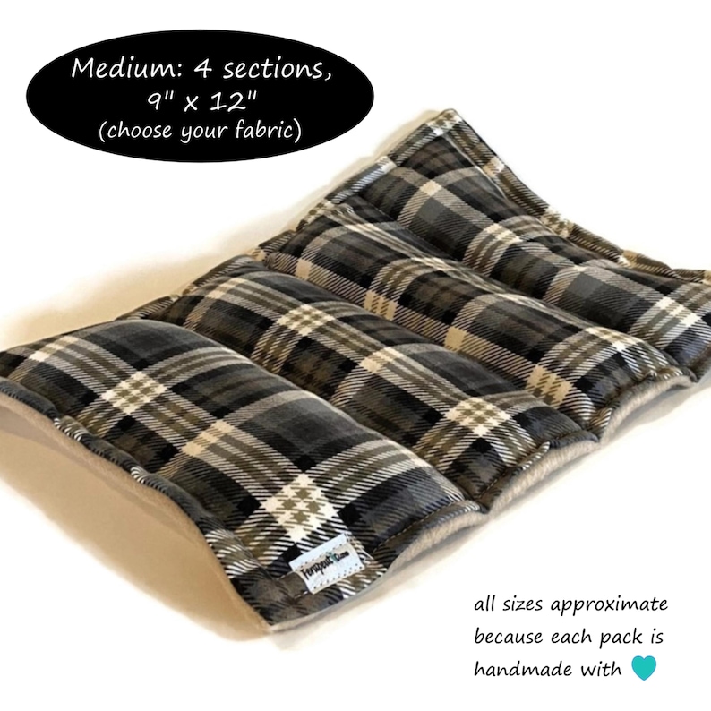 Puede incluir: Una almohadilla t&eacute;rmica rectangular con un patr&oacute;n de cuadros en negro, gris y blanco, dividida en cuatro secciones. El texto en la imagen dice: Medium: 4 sections, 9" x 12" (choose your fabric) y all sizes approximate because each pack is handmade with.