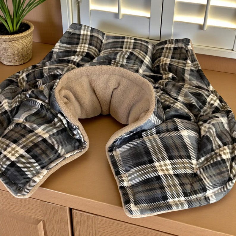 Heat up shoulder and neck wrap in large size.  Has sewn sections for even heat distribution of warm up filling of rice and flax seed.  For warming in microwave as hot or cold pack for generous body coverage.