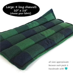 Puede incluir: Un coj&iacute;n de tela rectangular con un patr&oacute;n de cuadros en verde oscuro y azul marino. El art&iacute;culo est&aacute; construido con cuatro canales largos cosidos. El texto en la imagen dice: Large: 4 long channels 25,4 cm x 45,7 cm (choose your fabric) y all sizes approximate because each pack is handmade with.
