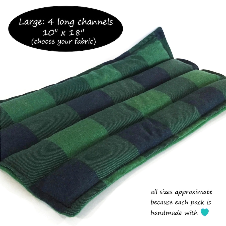 Puede incluir: Un coj&iacute;n de tela rectangular con un patr&oacute;n de cuadros en verde oscuro y azul marino. El art&iacute;culo est&aacute; construido con cuatro canales largos cosidos. El texto en la imagen dice: Large: 4 long channels 25,4 cm x 45,7 cm (choose your fabric) y all sizes approximate because each pack is handmade with.
