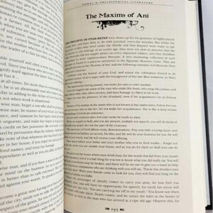 Puede incluir: Un libro abierto con una ilustraci&oacute;n en blanco y negro de una persona en la portada. El t&iacute;tulo del libro es "Las M&aacute;ximas de Ani". El texto de la p&aacute;gina trata sobre los preceptos de Ptah-Hotep, un antiguo sabio egipcio.