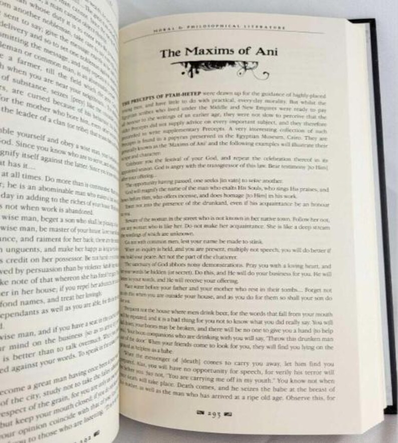 Puede incluir: Un libro abierto con una ilustraci&oacute;n en blanco y negro de una persona en la portada. El t&iacute;tulo del libro es "Las M&aacute;ximas de Ani". El texto de la p&aacute;gina trata sobre los preceptos de Ptah-Hotep, un antiguo sabio egipcio.