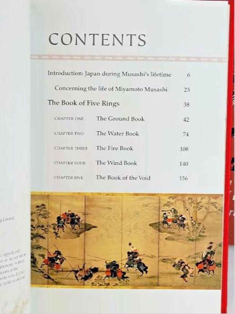 K&ouml;nnte beinhalten: Ein Buch mit dem Titel "Das Buch der F&uuml;nf Ringe" von Miyamoto Musashi. Der Inhalt des Buches ist aufgelistet, einschlie&szlig;lich der Kapitel "Das Buch der Erde", "Das Buch des Wassers", "Das Buch des Feuers", "Das Buch des Windes" und "Das Buch der Leere".