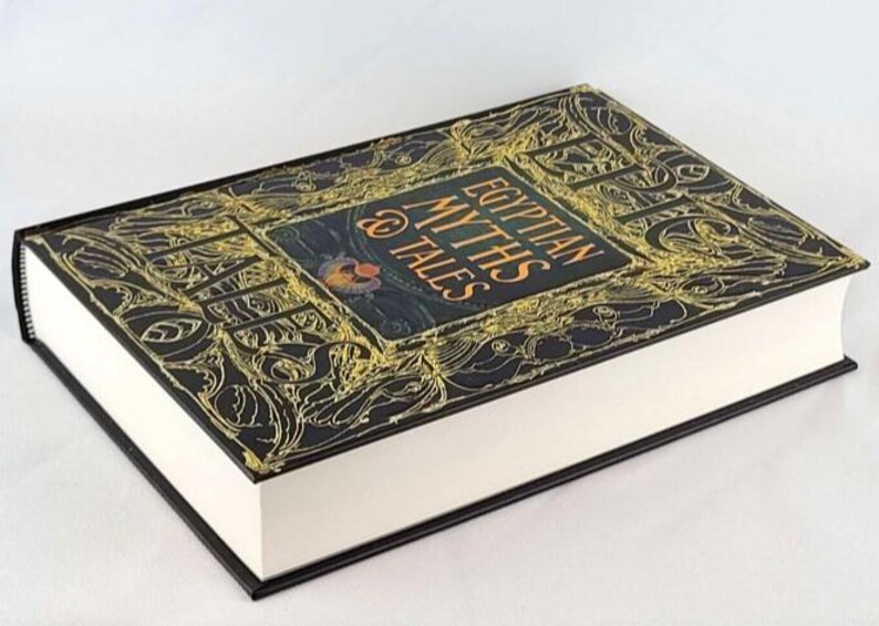 Puede incluir: Un libro de tapa dura negro con letras doradas en la portada. El t&iacute;tulo es "Mitos y cuentos egipcios".