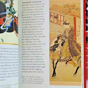 K&ouml;nnte beinhalten: Eine Buchseite mit einer Schwarzwei&szlig;illustration eines Samurai zu Pferd. Der Text auf der Seite beschreibt ein ber&uuml;hmtes Duell zwischen Musashi und Sasaki Kojiro, bekannt als der "Schwalbenkonter".
