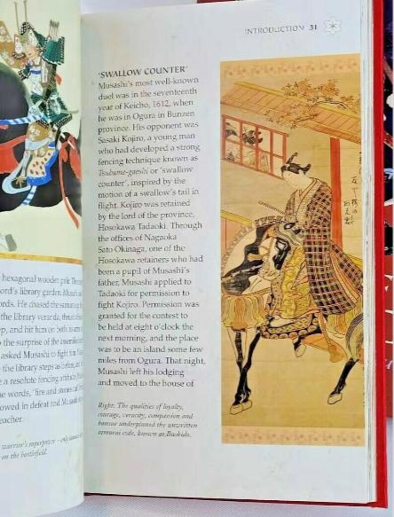 K&ouml;nnte beinhalten: Eine Buchseite mit einer Schwarzwei&szlig;illustration eines Samurai zu Pferd. Der Text auf der Seite beschreibt ein ber&uuml;hmtes Duell zwischen Musashi und Sasaki Kojiro, bekannt als der "Schwalbenkonter".