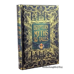 Puede incluir: Un libro de tapa dura con una cubierta negra y letras doradas. El t&iacute;tulo es "Epic Egyptian Myths & Tales".