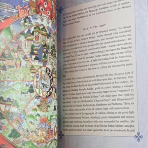 K&ouml;nnte beinhalten: Offenes Buch mit farbenfrohen Illustrationen und Text. Die linke Seite zeigt ein detailliertes, kreisf&ouml;rmiges Kunstwerk mit Figuren und Szenen. Die rechte Seite zeigt Text mit dem Titel "THE FIFTH DAY". Das Buch ist auf Seite 55 ge&ouml;ffnet.