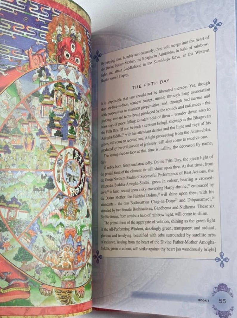 K&ouml;nnte beinhalten: Offenes Buch mit farbenfrohen Illustrationen und Text. Die linke Seite zeigt ein detailliertes, kreisf&ouml;rmiges Kunstwerk mit Figuren und Szenen. Die rechte Seite zeigt Text mit dem Titel "THE FIFTH DAY". Das Buch ist auf Seite 55 ge&ouml;ffnet.