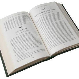 Może przedstawiać: Otwarta książka w zielonej okładce. Tytuł książki to "A Treasury of Irish Fairy Tales", a tekst na prawej stronie to "The Witch's House" autorstwa "Mrs. and Miss C. Hall".