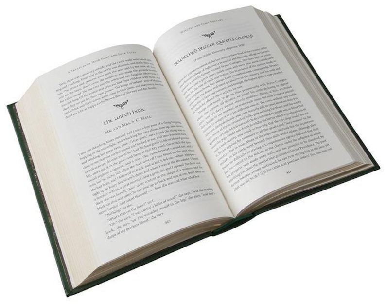 Może przedstawiać: Otwarta książka w zielonej okładce. Tytuł książki to "A Treasury of Irish Fairy Tales", a tekst na prawej stronie to "The Witch's House" autorstwa "Mrs. and Miss C. Hall".