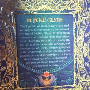 Puede incluir: La contraportada de un libro titulado "The Epic Tales Collection" con un borde dorado y un fondo azul. El texto describe las leyendas del antiguo Egipto y su conexi&oacute;n con el r&iacute;o Nilo. La portada presenta un dise&ntilde;o de escarabajo dorado y morado.