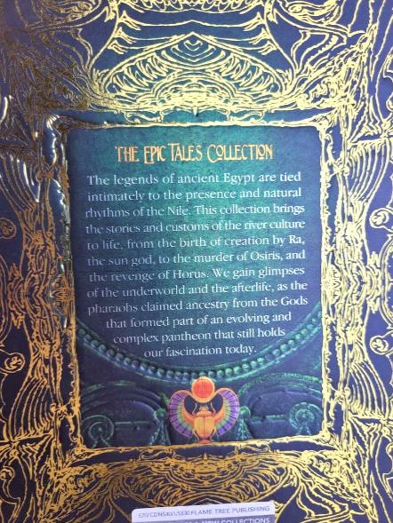 Puede incluir: La contraportada de un libro titulado "The Epic Tales Collection" con un borde dorado y un fondo azul. El texto describe las leyendas del antiguo Egipto y su conexi&oacute;n con el r&iacute;o Nilo. La portada presenta un dise&ntilde;o de escarabajo dorado y morado.