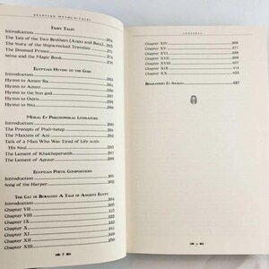 Puede incluir: Un libro titulado "Mitos y cuentos egipcios" con una tabla de contenido que enumera los cap&iacute;tulos y los n&uacute;meros de p&aacute;gina. El libro abarca temas como cuentos de hadas, himnos egipcios a los dioses, literatura moral y filos&oacute;fica, composiciones po&eacute;ticas egipcias y El Gato de Bubastes: Un cuento del antiguo Egipto.
