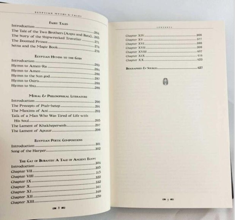 Puede incluir: Un libro titulado "Mitos y cuentos egipcios" con una tabla de contenido que enumera los cap&iacute;tulos y los n&uacute;meros de p&aacute;gina. El libro abarca temas como cuentos de hadas, himnos egipcios a los dioses, literatura moral y filos&oacute;fica, composiciones po&eacute;ticas egipcias y El Gato de Bubastes: Un cuento del antiguo Egipto.
