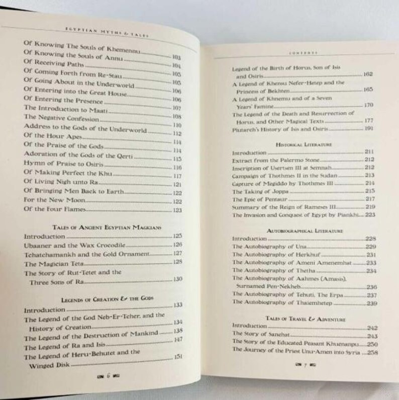 Puede incluir: Un libro titulado "Mitos y Leyendas Egipcios" con una tabla de contenido que enumera varios cap&iacute;tulos y n&uacute;meros de p&aacute;gina. El libro est&aacute; abierto en una p&aacute;gina con el t&iacute;tulo "Cuentos de Magos del Antiguo Egipto".