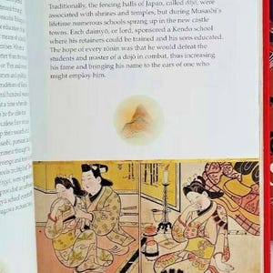 K&ouml;nnte beinhalten: Eine Illustration eines traditionellen japanischen Dojo, einer Fechthalle, mit zwei Figuren im Vordergrund. Die Figuren sind in traditioneller japanischer Kleidung gekleidet und sitzen in einem Raum mit einer Kerze und einem Teeservice. Der Text "DOJO" ist in gro&szlig;en Buchstaben oben im Bild geschrieben.
