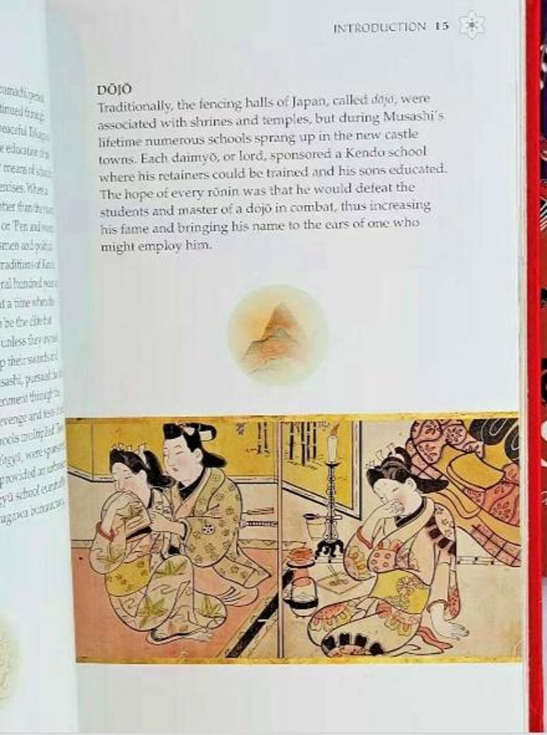 K&ouml;nnte beinhalten: Eine Illustration eines traditionellen japanischen Dojo, einer Fechthalle, mit zwei Figuren im Vordergrund. Die Figuren sind in traditioneller japanischer Kleidung gekleidet und sitzen in einem Raum mit einer Kerze und einem Teeservice. Der Text "DOJO" ist in gro&szlig;en Buchstaben oben im Bild geschrieben.