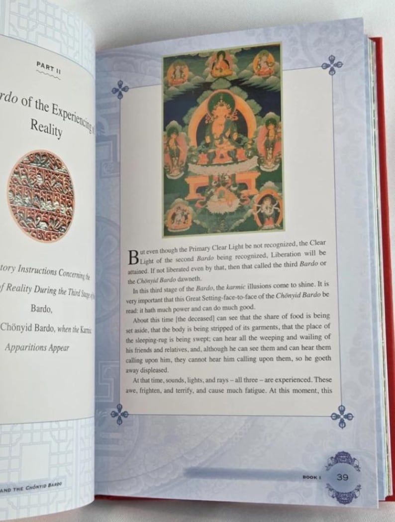 K&ouml;nnte beinhalten: Offenes Buch mit Text und einer farbenfrohen Illustration. Die Illustration zeigt eine zentrale Figur, umgeben von anderen Figuren in sitzender Position. Der Text enth&auml;lt den Titel "Bardo of the Experiencing Reality" und die Seitenzahl 39.