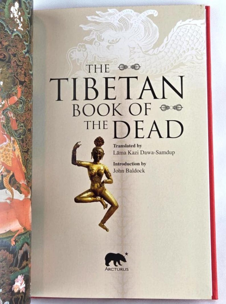 K&ouml;nnte beinhalten: Das Cover von "Das tibetische Totenbuch" zeigt eine goldene Statue einer tanzenden Frau. Der Titel ist in gro&szlig;en schwarzen Buchstaben gehalten, darunter die Namen des Autors und &Uuml;bersetzers. Das Arcturus-Logo befindet sich unten.