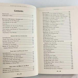 Puede incluir: Un libro titulado "Mitos y cuentos egipcios" con una tabla de contenido que enumera cap&iacute;tulos sobre mitolog&iacute;a egipcia, literatura egipcia antigua, cuentos de los textos de las pir&aacute;mides, hechizos del libro de los muertos e himnos al sol poniente.