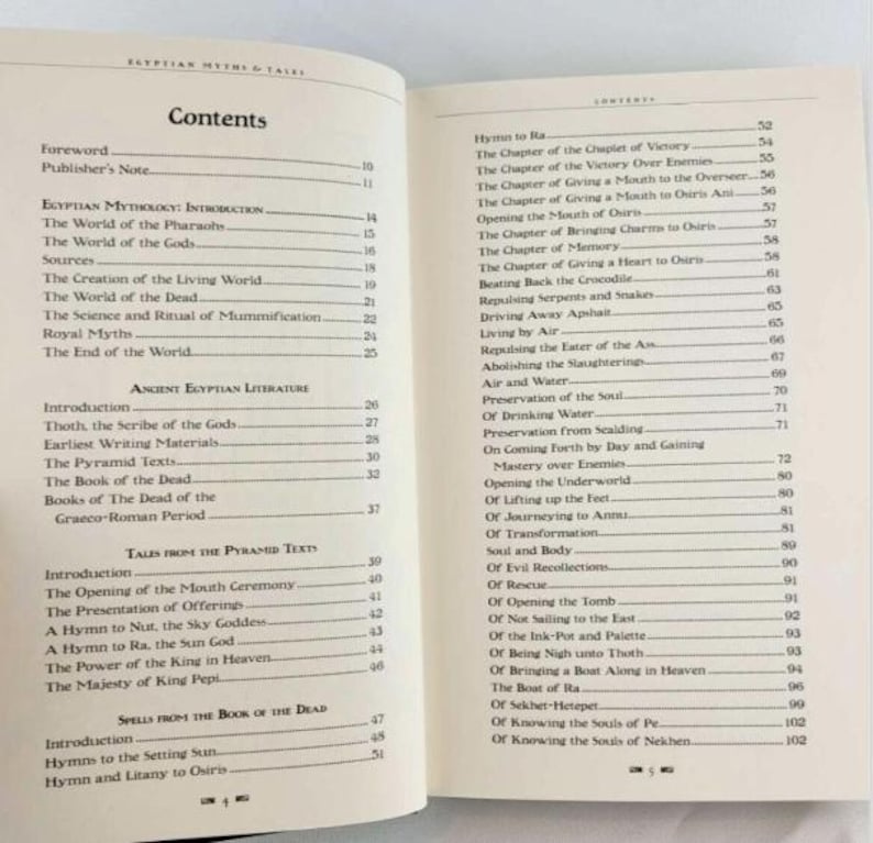 Puede incluir: Un libro titulado "Mitos y cuentos egipcios" con una tabla de contenido que enumera cap&iacute;tulos sobre mitolog&iacute;a egipcia, literatura egipcia antigua, cuentos de los textos de las pir&aacute;mides, hechizos del libro de los muertos e himnos al sol poniente.