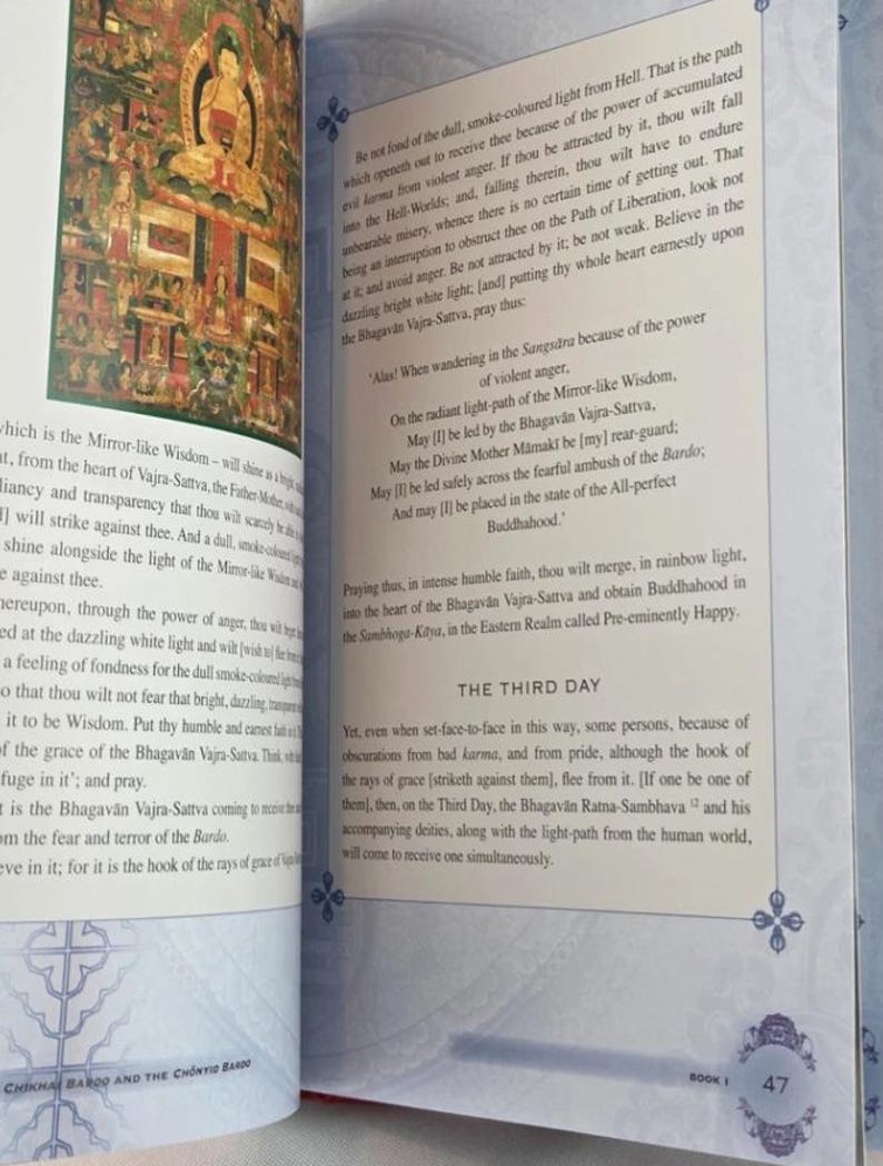 K&ouml;nnte beinhalten: Offenes Buch mit Text und einer Illustration einer sitzenden Figur. Der Text beschreibt den Weg zur Befreiung und die Macht des Bhagavan Vajra-Sattva. Die Seitenzahl ist 47.