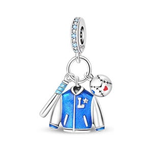 Könnte beinhalten: Ein silberner Charm-Anhänger in Form einer blau-weißen Collegejacke mit dem Buchstaben L und einem Stern, einem Baseballschläger und einem Baseball mit roten und blauen Herzakzenten. Die Öse ist mit kleinen klaren Steinen besetzt und mit S925 graviert.