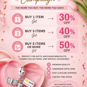 Op de afbeelding: Een promotionele afbeelding voor een sieradenkortingscampagne met roze tulpen en een hartvormig doosje met een zilveren bedel met bungelende geld-thema hangers, waaronder een bankbiljet, een geldzak en een bankpas met een gele chip.