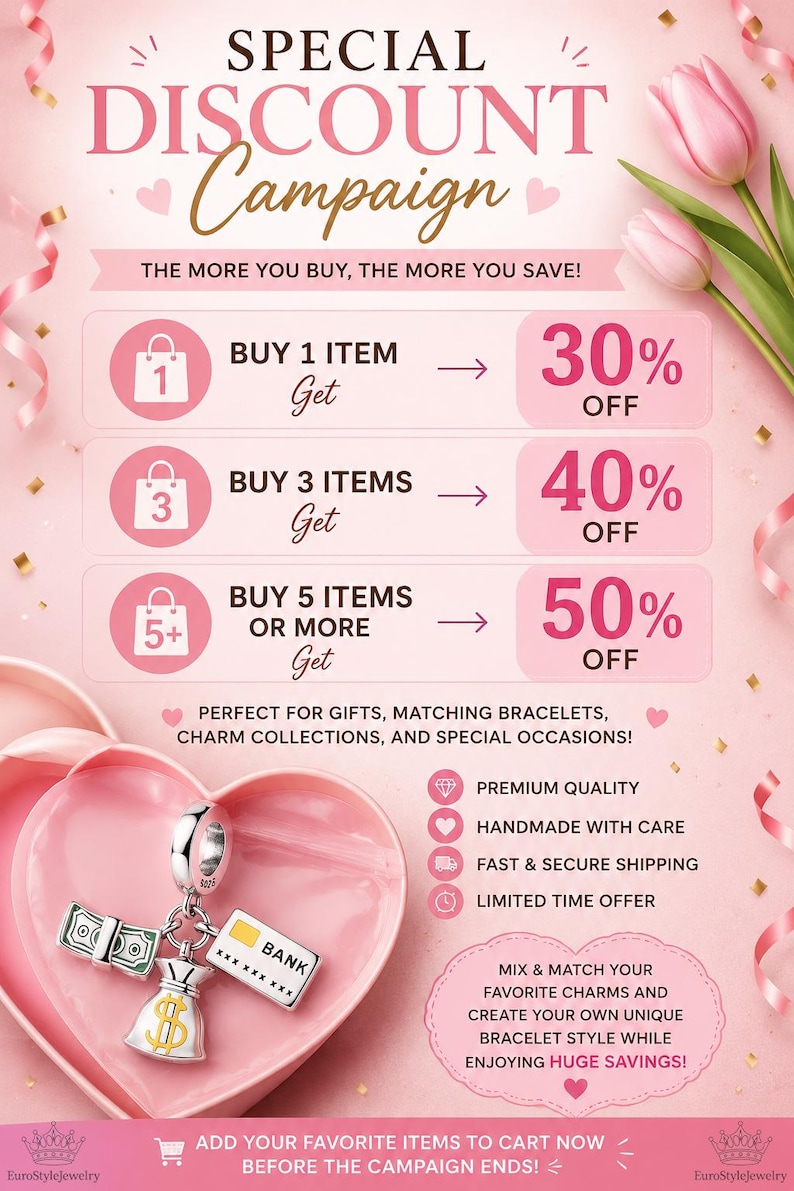 Op de afbeelding: Een promotionele afbeelding voor een sieradenkortingscampagne met roze tulpen en een hartvormig doosje met een zilveren bedel met bungelende geld-thema hangers, waaronder een bankbiljet, een geldzak en een bankpas met een gele chip.