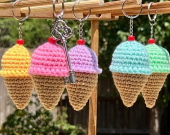 Sleutelhanger-ijshoorntje: handgemaakte pluche amigurumi-bedel