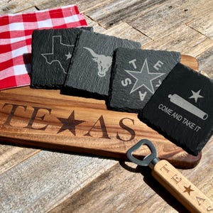 Zestaw upominkowy Texas – Lone Star State Drewniany otwieracz do butelek, podstawki, drewniana deska do krojenia i czerwony/biały ręcznik – Lone Star State Texas Gift Box