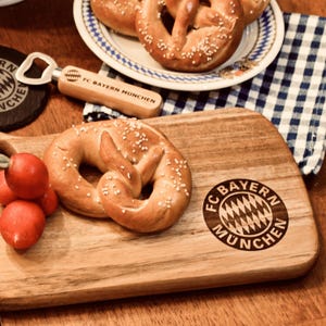 FC Bayern engraved wood charcuterie board with handle, engraved with FC Bayern München Logo for the Munich based Bavarian Soccer Team