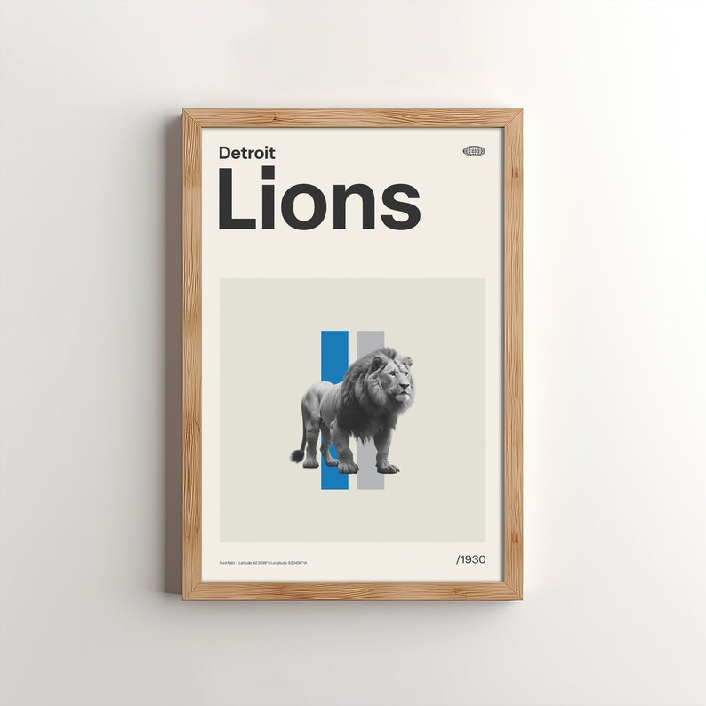 Op de afbeelding: Een ingelijste poster met een witte achtergrond en de tekst "Detroit Lions" in zwart. Een zwart-witte afbeelding van een leeuw staat voor een blauwe en grijze streep.