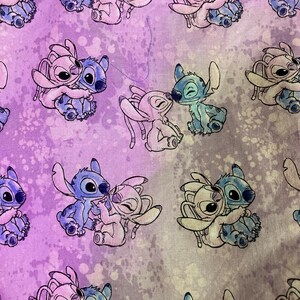 Puede incluir: Patr&oacute;n repetido de personajes de dibujos animados en tonos azules, rosas y blancos sobre un fondo lavanda. Los personajes se abrazan y se besan. El fondo tiene un dise&ntilde;o moteado.