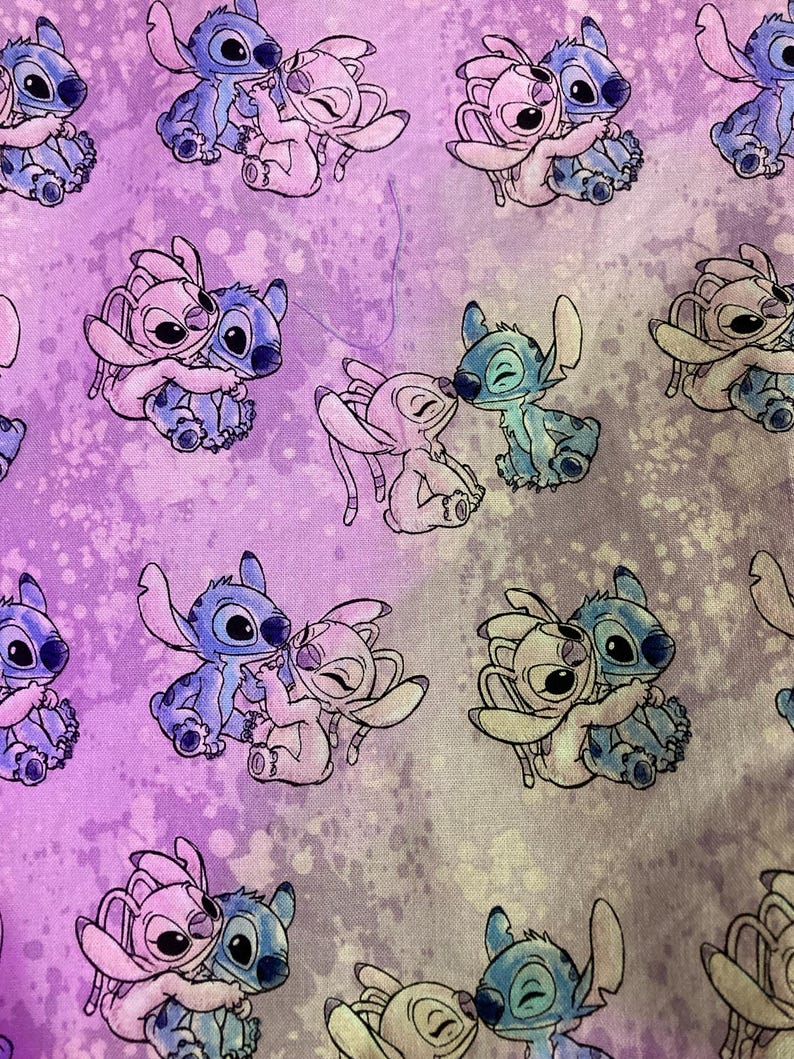 Puede incluir: Patr&oacute;n repetido de personajes de dibujos animados en tonos azules, rosas y blancos sobre un fondo lavanda. Los personajes se abrazan y se besan. El fondo tiene un dise&ntilde;o moteado.