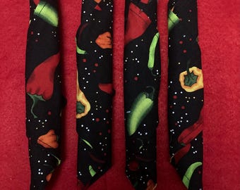 Juego de 4 servilletas de tela con estampado de chiles.