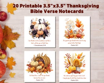 Könnte beinhalten: Ein Satz von 20 druckbaren Thanksgiving-Notizkarten mit Bibelversen, jeweils 8,9 cm x 8,9 cm groß. Die Karten zeigen Aquarellillustrationen von Kürbissen, Herbstblättern und Bibelversen. Der Text enthält Verse aus 1 Thessalonicher und Psalmen.