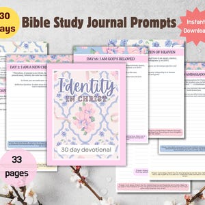 Puede incluir: Un diario de estudio bíblico con el título "Identity in Christ" y el texto "30 días devocional". El diario tiene una portada rosa con diseños florales y está rodeado de otras páginas con indicaciones. La imagen también incluye el texto "30 Days", "33 páginas" y "Descarga instantánea".