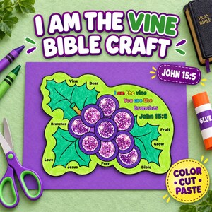 Può includere: Un progetto di bricolage in carta intitolato I AM THE VINE BIBLE CRAFT con una forma di foglia verde e cerchi d'uva viola glitterati. Il testo recita I am the vine You are the Branches John 15:5, con etichette tra cui Vine, Bear, Branches, Love, Jesus, Pray, Bible, Fruit, Grow e John 15:5.