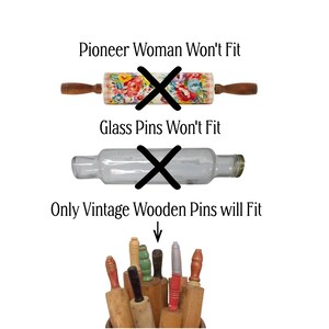 Op de afbeelding: Afbeelding met een vergelijking van deegrollers. Een bloemen keramische deegroller en een glazen deegroller zijn doorgestreept. De tekst luidt "Pioneer Woman Won't Fit" en "Glass Pins Won't Fit". Een verzameling vintage houten deegrollers wordt hieronder getoond met de tekst "Only Vintage Wooden Pins will Fit".