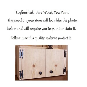 Op de afbeelding: Ongeschilderde, onbewerkte houten kast met twee deuren, zwarte hardware en zwarte knoppen. De tekst op de afbeelding luidt: "Unfinished, Bare Wood, You Paint" en adviseert het hout te schilderen of te beitsen en te verzegelen.