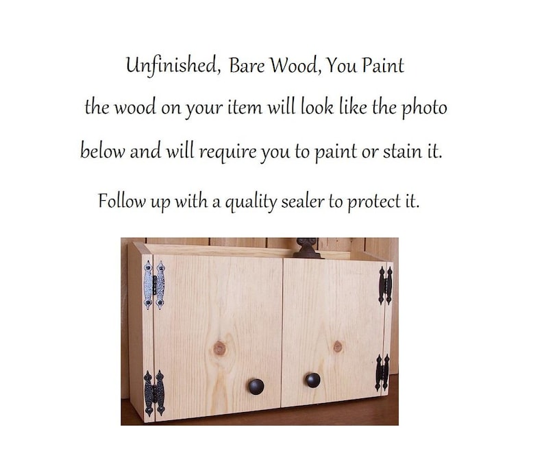 Op de afbeelding: Ongeschilderde, onbewerkte houten kast met twee deuren, zwarte hardware en zwarte knoppen. De tekst op de afbeelding luidt: "Unfinished, Bare Wood, You Paint" en adviseert het hout te schilderen of te beitsen en te verzegelen.