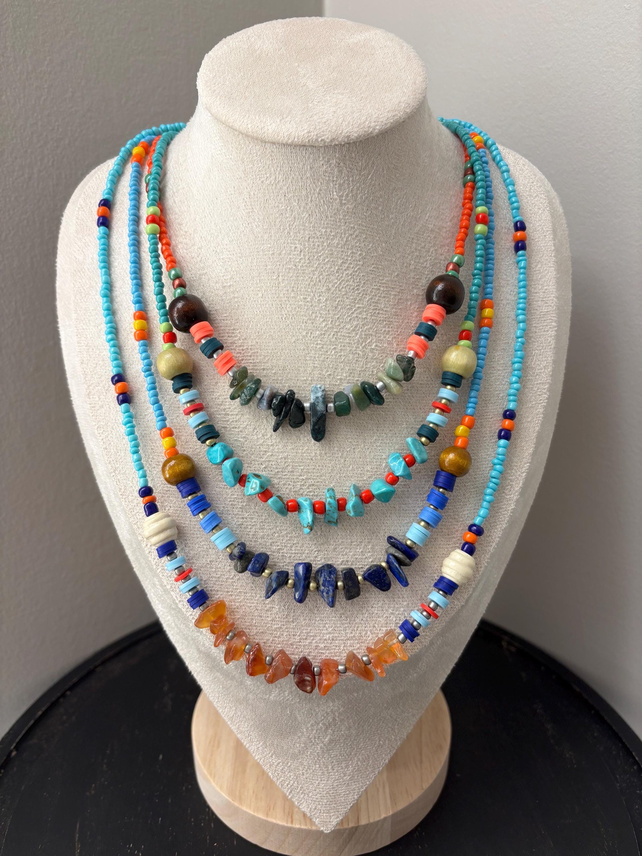 ボヘミアンネックレス 砕いた宝石ビーズネックレス 小さなガラスと木製