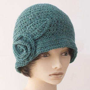 1920s Wool Cloche Hat: Hand Crocheted Flapper Style with Flower
