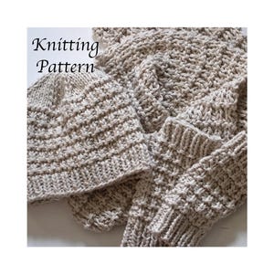 Könnte beinhalten: Ein beiges Strickmützen- und Pullover-Set. Die Mütze ist im Beanie-Stil mit Rippenmuster. Der Pullover hat ein strukturiertes Strickdesign. Die Worte "Knitting Pattern" befinden sich in der oberen linken Ecke.
